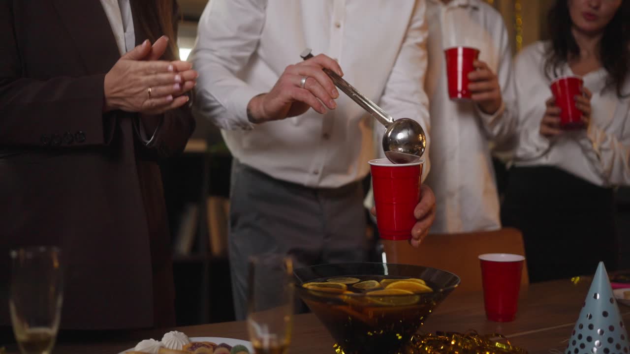 파티 에서 축하 하는 친구 들