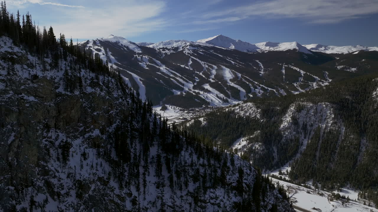 esquí corre montaña de cobre colorado invierno diciembre navidad drone aéreo paisaje cinematográfico i70 leadville silverthorne vail aspen diez millas de rango cielo azul nubes más allá de las montañas rocosas derecho zoom