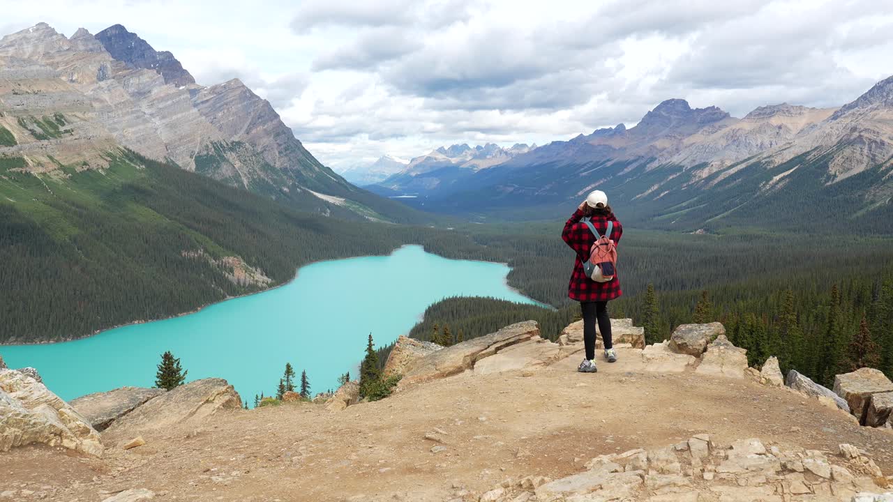 Paisaje escénico de lago de montaña con una persona disfrutando de las vistas