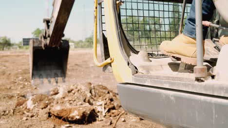 Excavadora-Retroexcavadora-Amarilla-Grande-Excavando