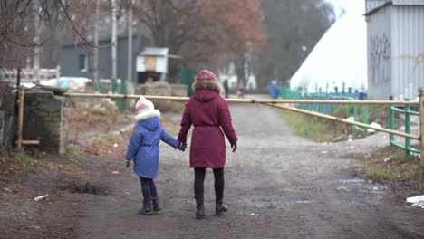 Menschen-Gehen-Im-Januar-Durch-Den-Düsteren-Park