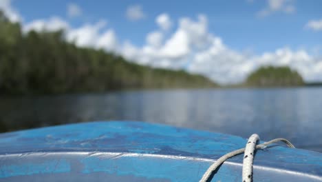 Detalle-De-Las-Cuerdas-Con-Vista-De-Proa-Del-Barco,-Vista-De-Cerca-Del-Lago-En-Barco-Pequeño,-Finlandia