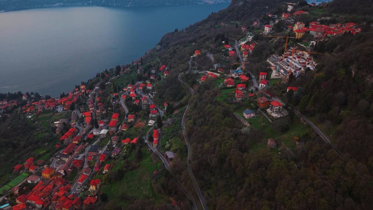 İtalyan Köyleri ve Yamaç Villalarıyla İkonik Como Gölü Drone Panoraması