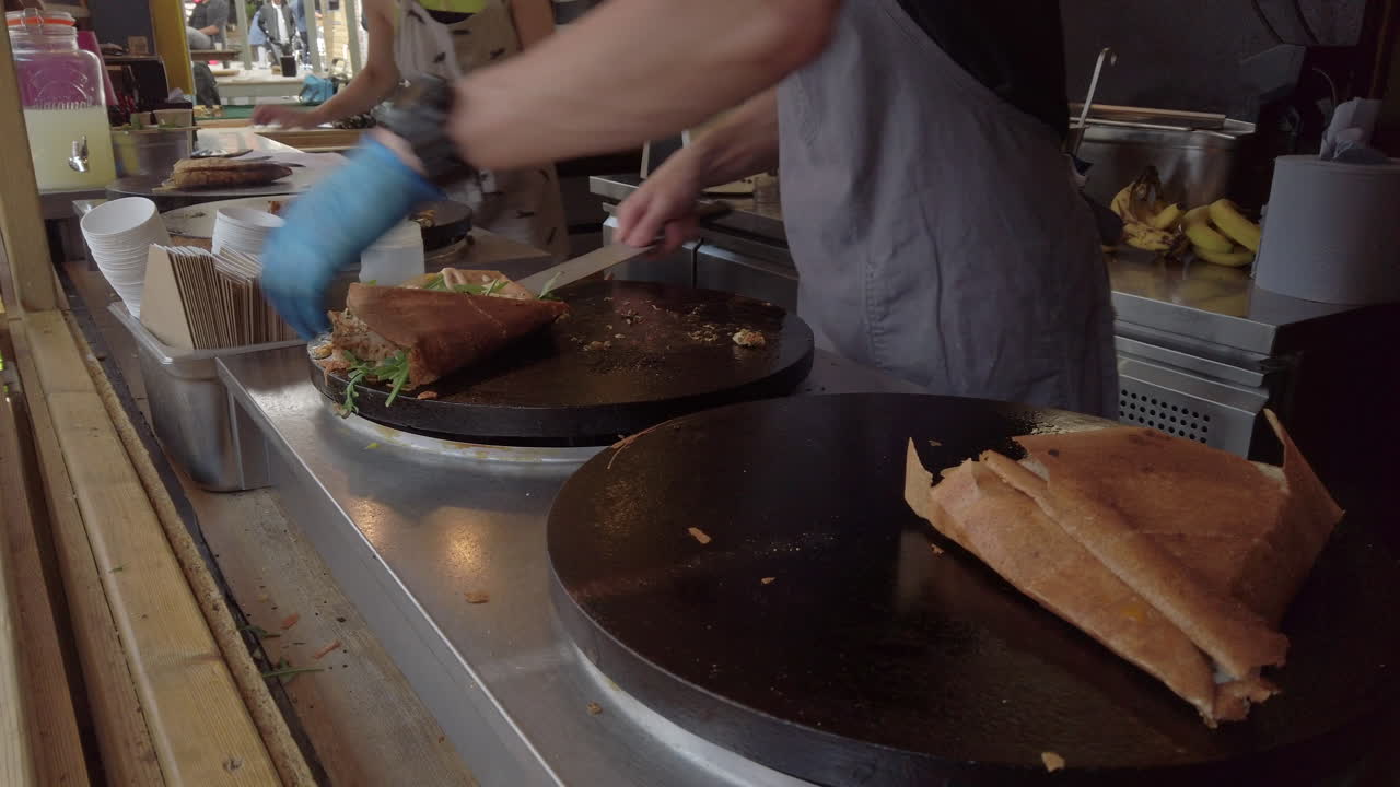 Crêpes salate in cottura su una piastra all'aperto a una bancarella del mercato a York, Regno Unito