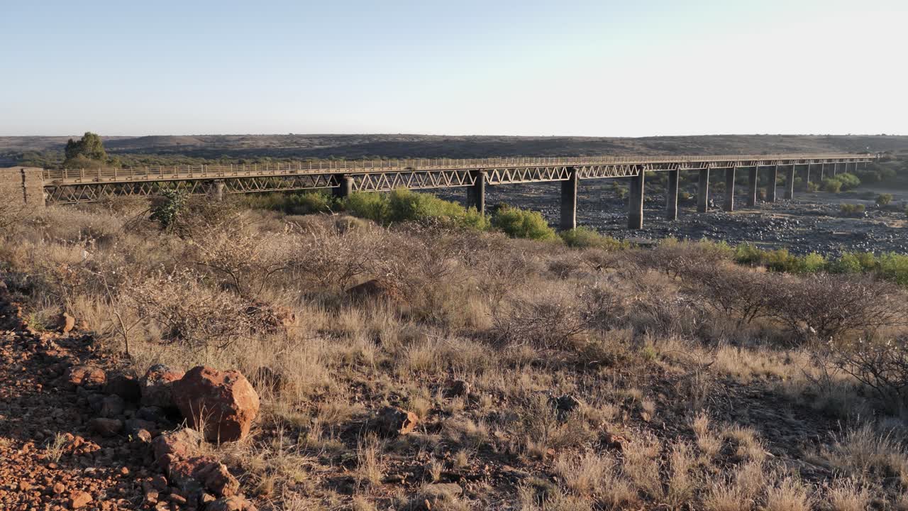 tomada estática del viejo puente de vagones sobre el ancho lecho del río en hopetown, rsa