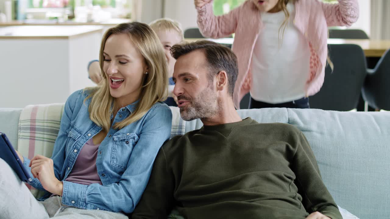 아이들은 부모를 겁내려고 합니다.