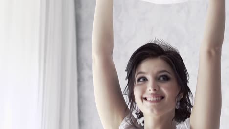 closeup joven mujer bonita lanza almohada de satén sonriendo