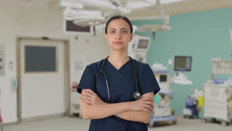 retrato de una doctora india en traje de exfoliación