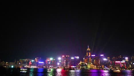 el paisaje urbano de hong kong por la noche con luces vibrantes