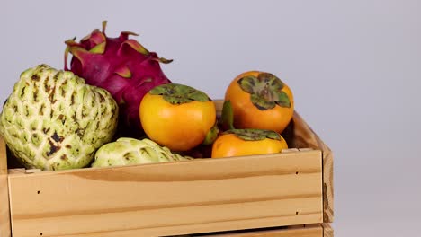 la recolección a mano de caqui y manzanas de crema