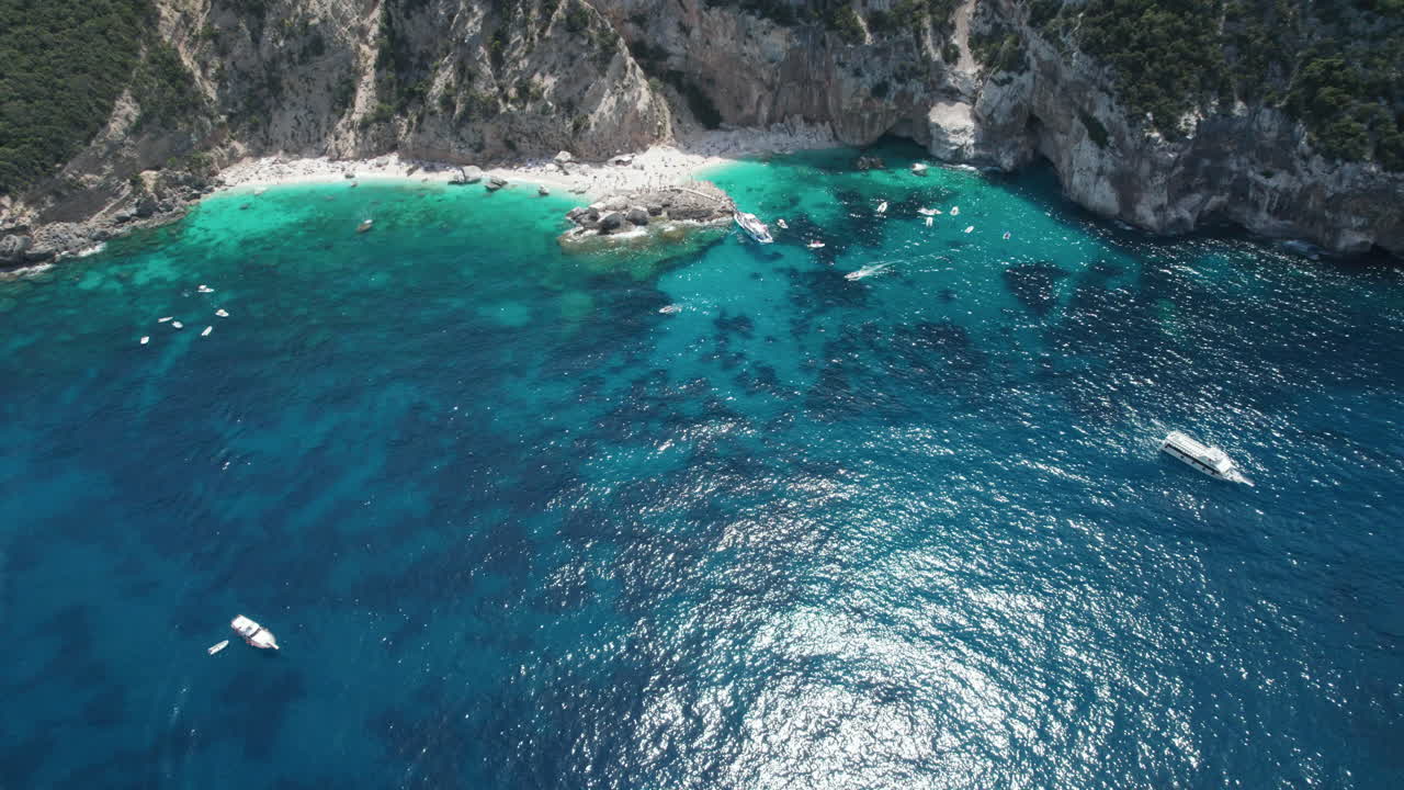 video aéreo de drones de la costa del paraíso tropical en el mediterráneo, cerdeña, costa azzurra, con barcos