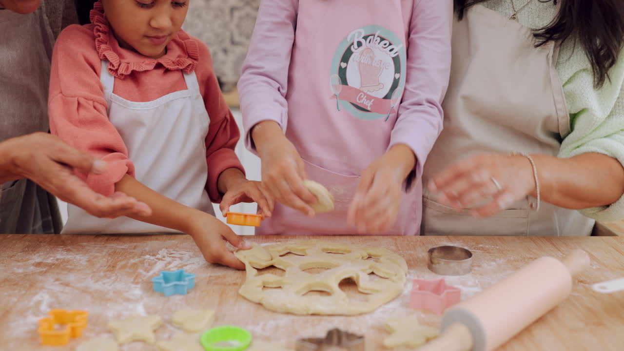 Großmutter, Mutter und Kinder lernen Backen