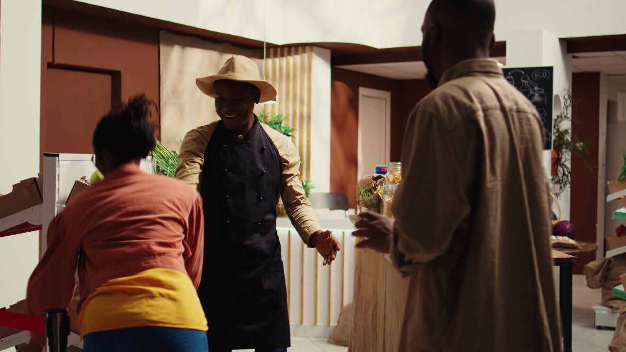 소규모 사업주가 새로운 상품으로 지역 슈퍼마켓을 열고 있습니다.