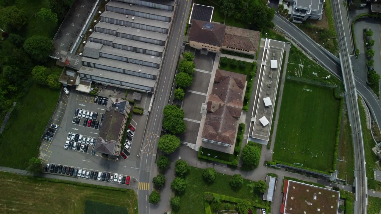 Luftfoto af Zug by med en skolebygning (Schweiz)