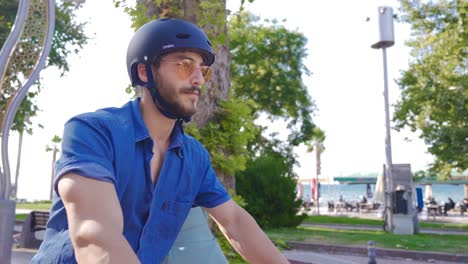 andando en bicicleta por la calle llena de gente.