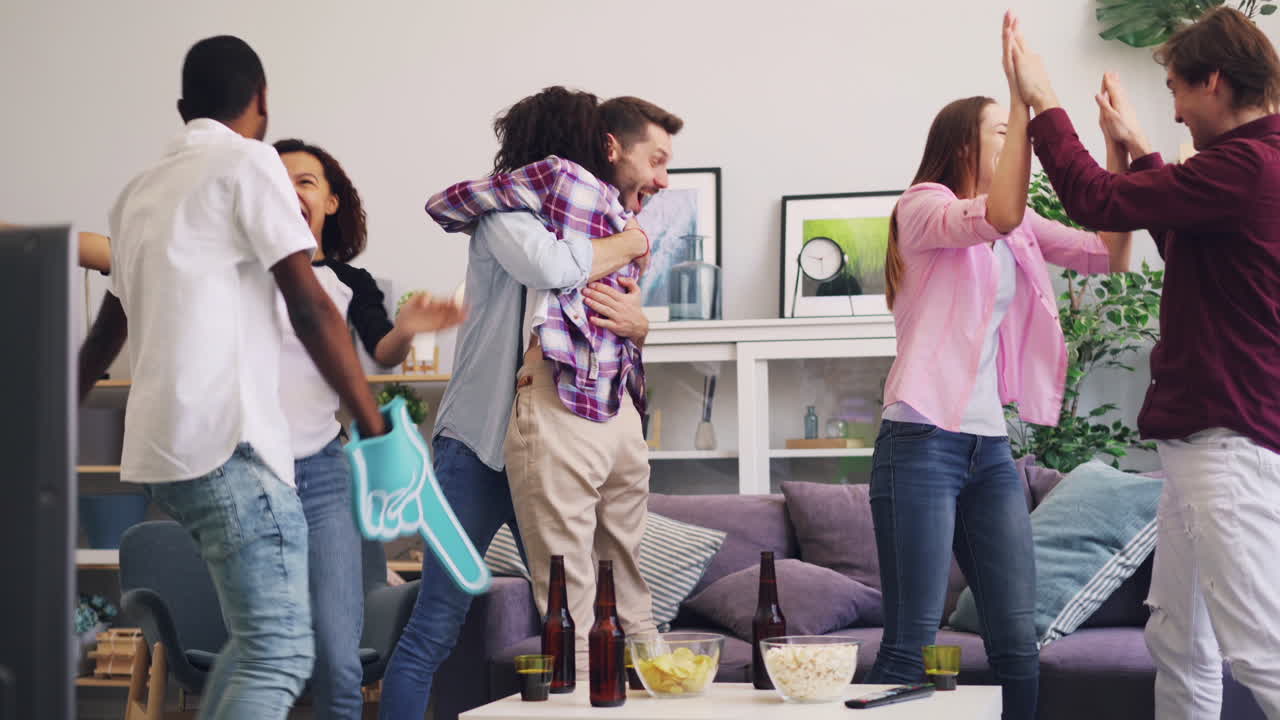 승리 를 축하 하는 친구 들