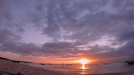 Colorido-Atardecer-En-Una-Playa-En-Nusa-Penida