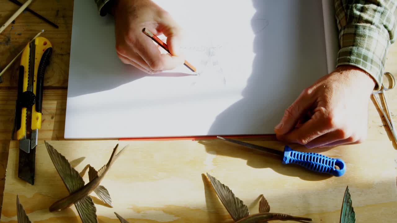 4k 조각 디자인을 그리는 장인