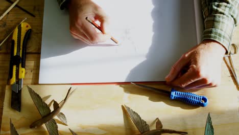 artesano dibujando un diseño de escultura 4k