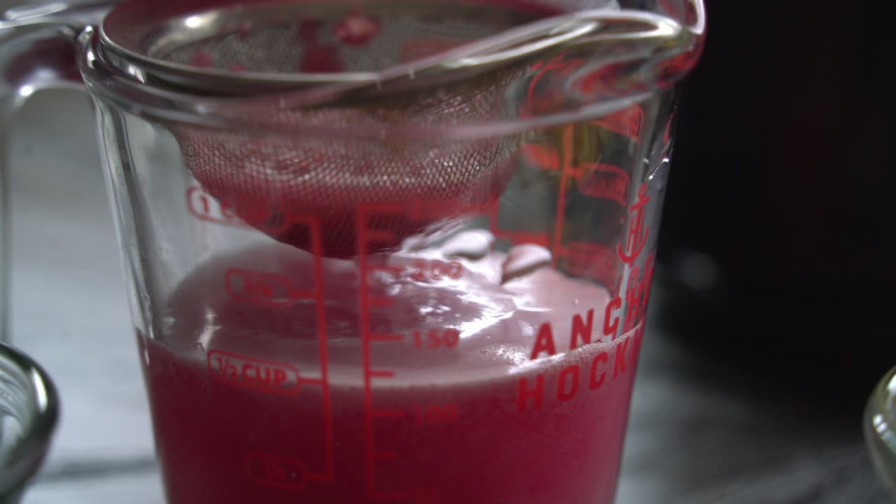 옥수수 씨을 주스화하여 옥수스 테일 조합을 만들고 신선한 재료와 오징어 씨을 사용하여 주스화합니다.