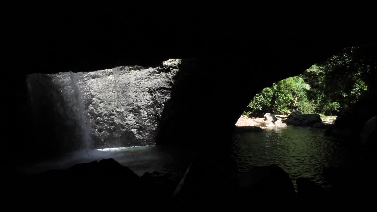 스프링브룩 국립공원 골드 코스트의 천연 교량 바위 아치, 호주 세계 유산 지역의 곤드와나 열대우림