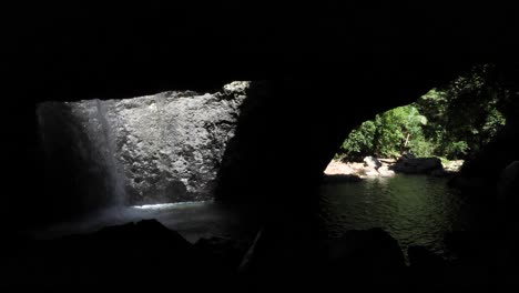 Arco-De-Roca-De-Puente-Natural-En-La-Costa-Dorada-Del-Parque-Nacional-De-Springbrook,-Selvas-Tropicales-De-Gondwana-En-El-área-Del-Patrimonio-Mundial-De-Australia