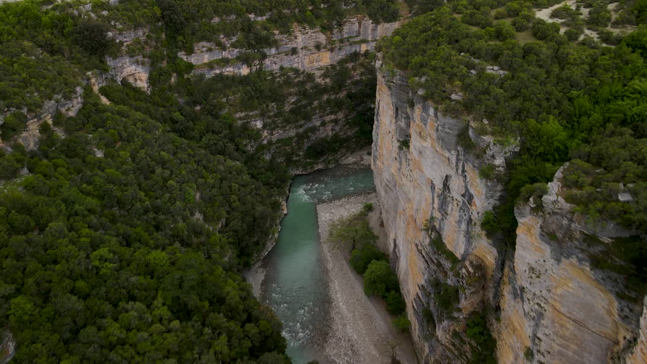 puente del cañón del río osum en el sur de albania - vuelo aéreo hacia adelante