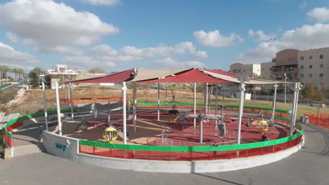 Fahrgeschäfte-Auf-Dem-Spielplatz-In-Neuen-Vierteln-Der-Stadt-Netivot,-Israel