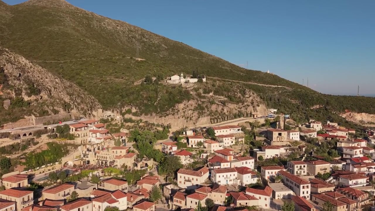 Incredibile video con drone del villaggio di Dhërmi nell'Albania meridionale