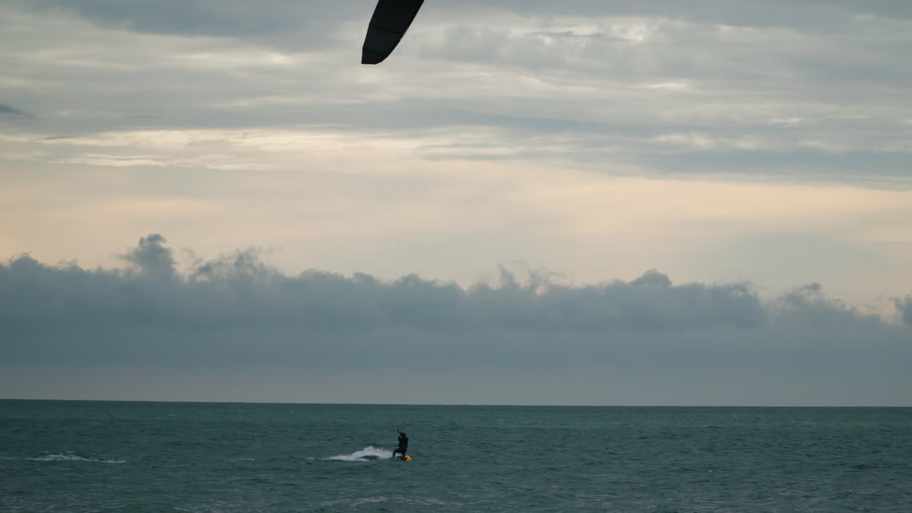 kitesurf extremo al atardecer