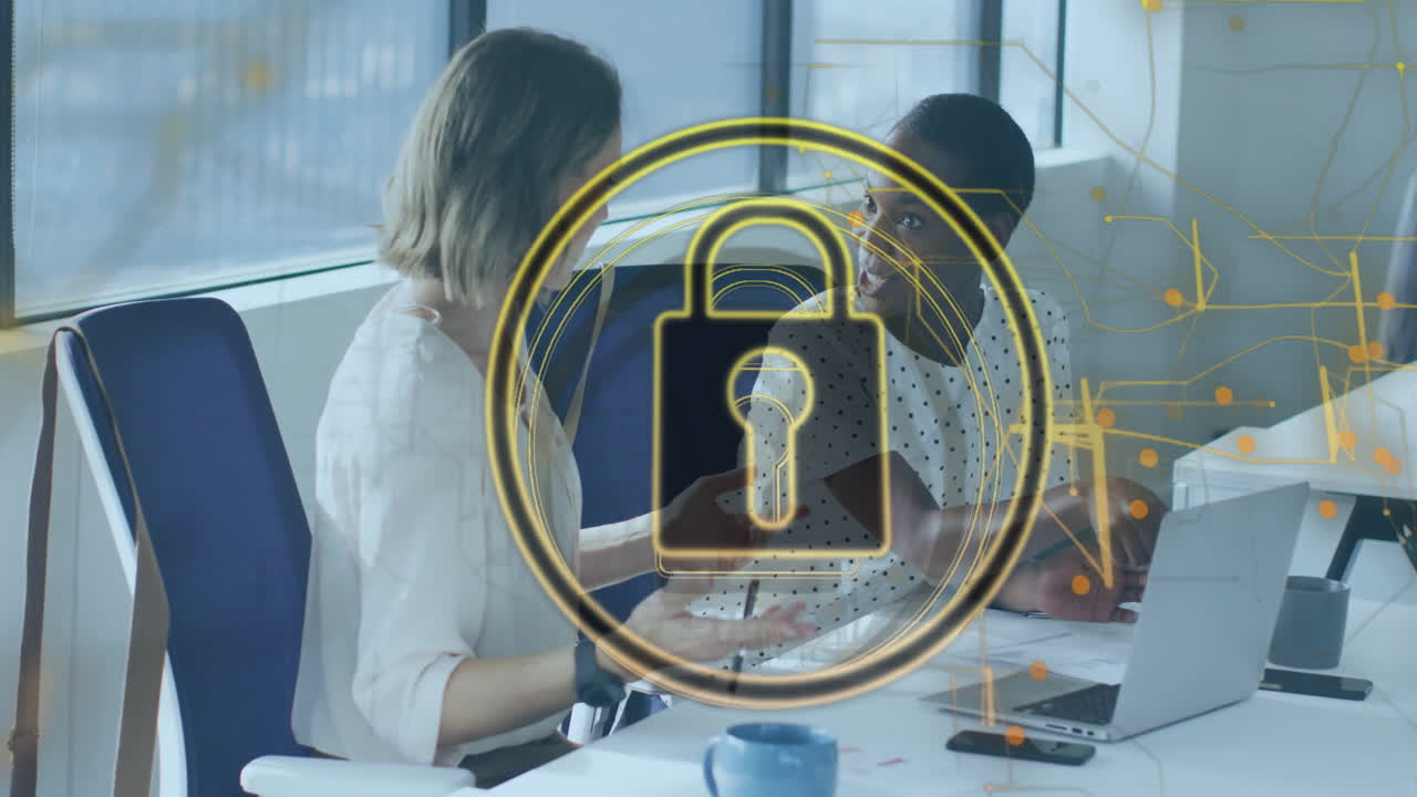 animación de candado y procesamiento de datos sobre diversas personas de negocios en la oficina