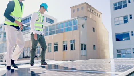paneles solares, hombres y equipo de ingeniería con tableta