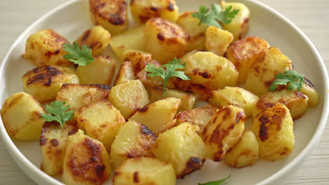 Roasted-or-grilled-potatoes--on-white-plate