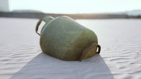 viejo tanque de gas metálico oxidado en la playa
