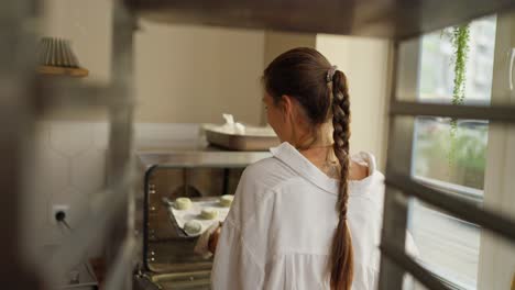 mujer horneando en una cocina