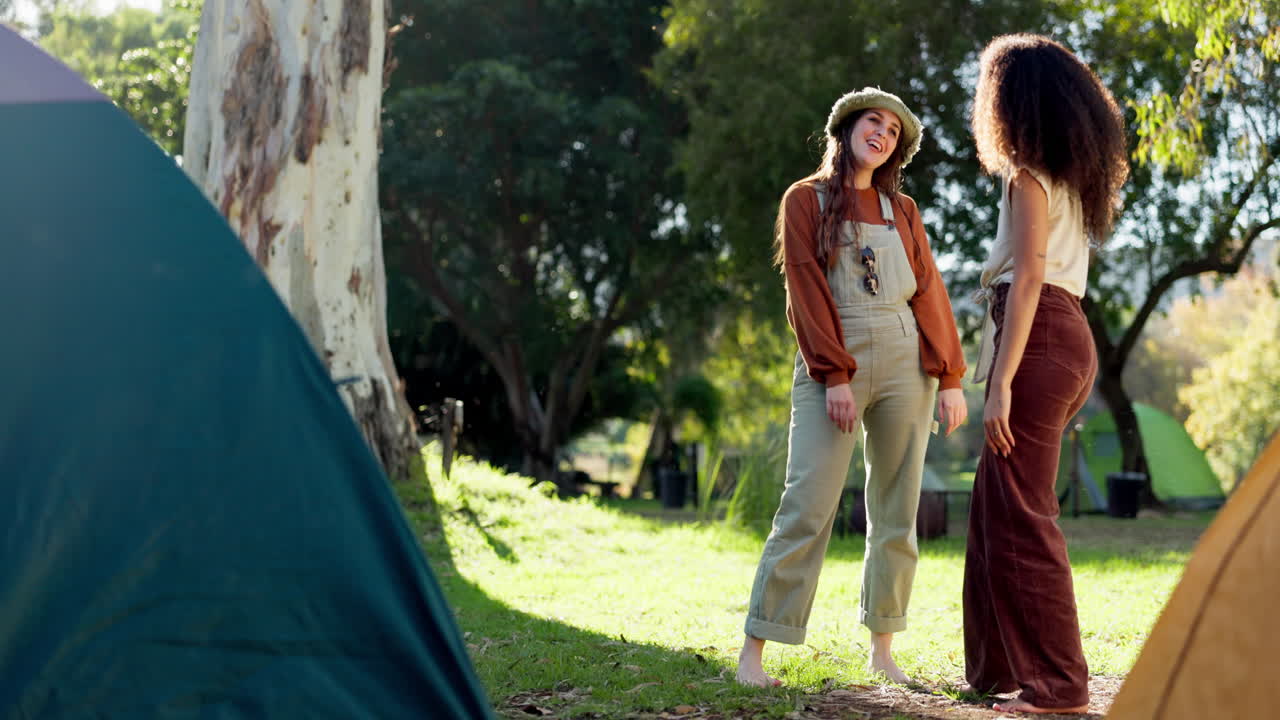캠핑장, 소녀들 그리고 야외에서 함께 이야기