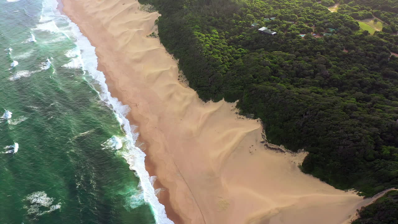 una hermosa costa durante el día