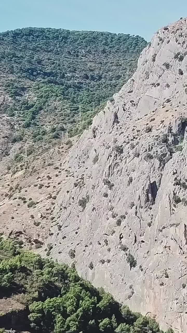 Montagne a Malaga, Spagna, durante una giornata di sole con cielo azzurro