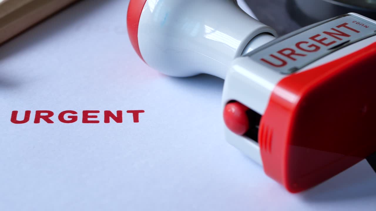 sello rojo en papel blanco urgente