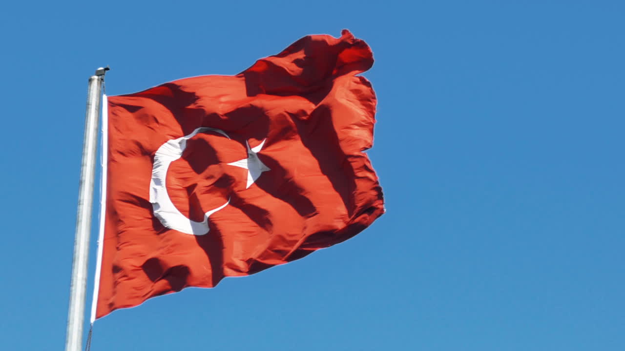 bandera turca ondeando en el viento