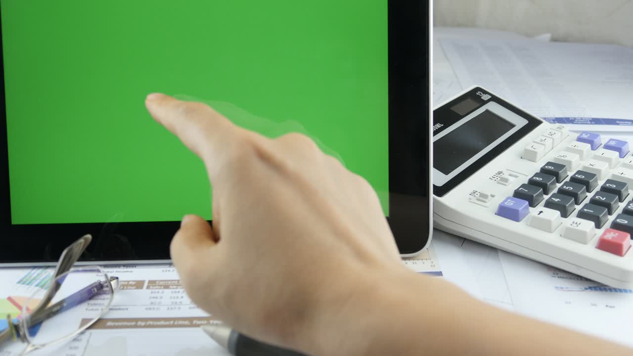empresario de 4k trabajando en tableta y toque de dedo de la mano ipad pantalla verde.