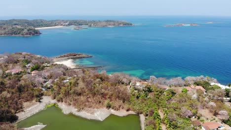 panamá en febrero tomas de drones de la isla contadora con playas, arena, mar, cielos azules y momentos relajantes