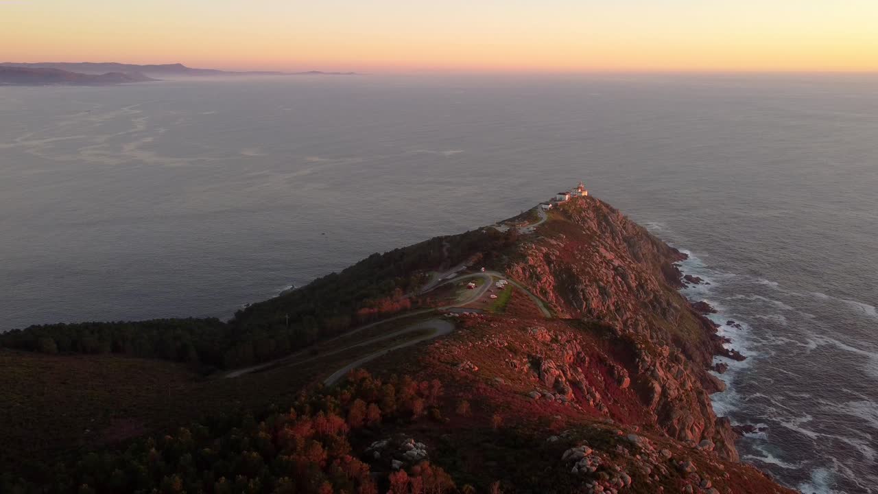 casa, iglesia o estructura diferente en la península de un acantilado en el cabo finesterre