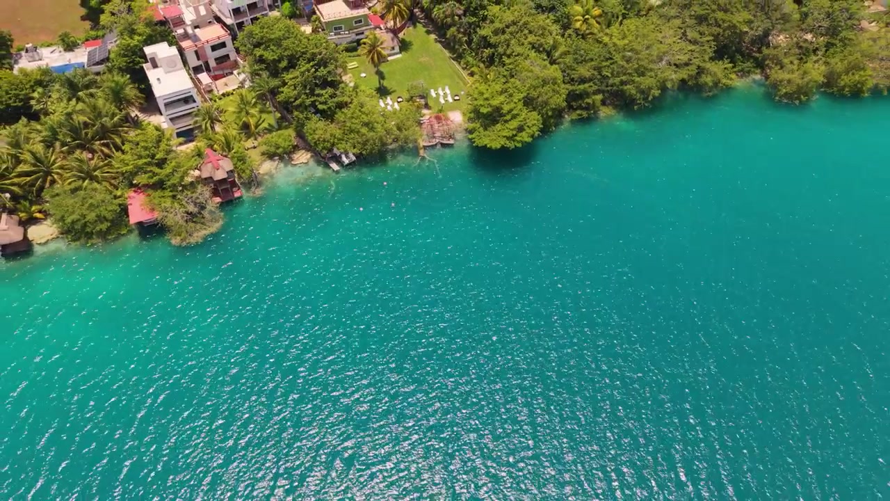 Vista drone della Laguna Xul-Ha che mostra brillanti sfumature di blu e turchese