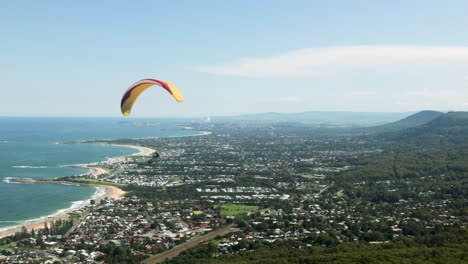 un parapente volando sobre un hermoso paisaje urbano en un día soleado