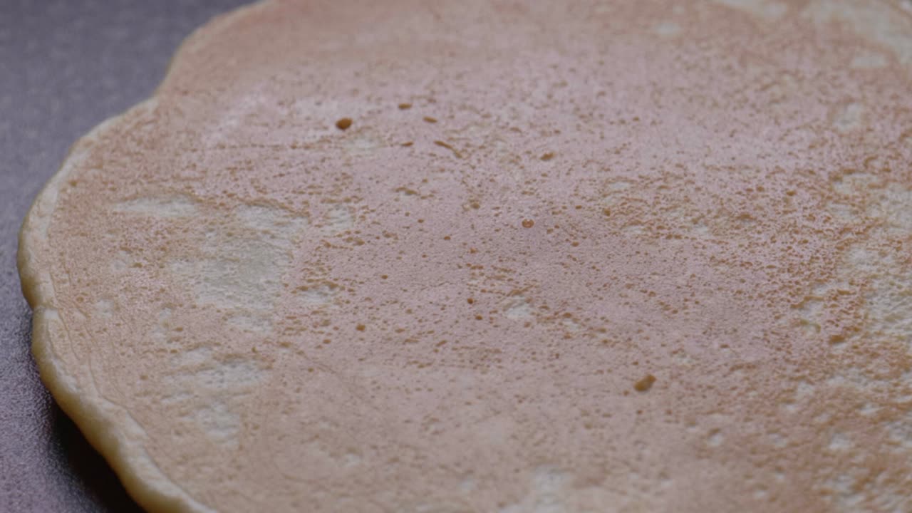 팬케이크 플립의 극단적인 클로즈업