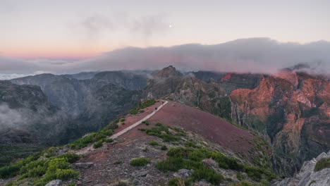 Pre-dawn-time-lapse-of-low-clouds-at-Pico-Do-Areiro-in-Madeira