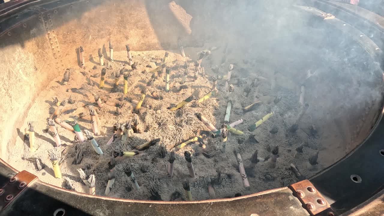 용기 안에서 향을 순차적으로 태우는 것