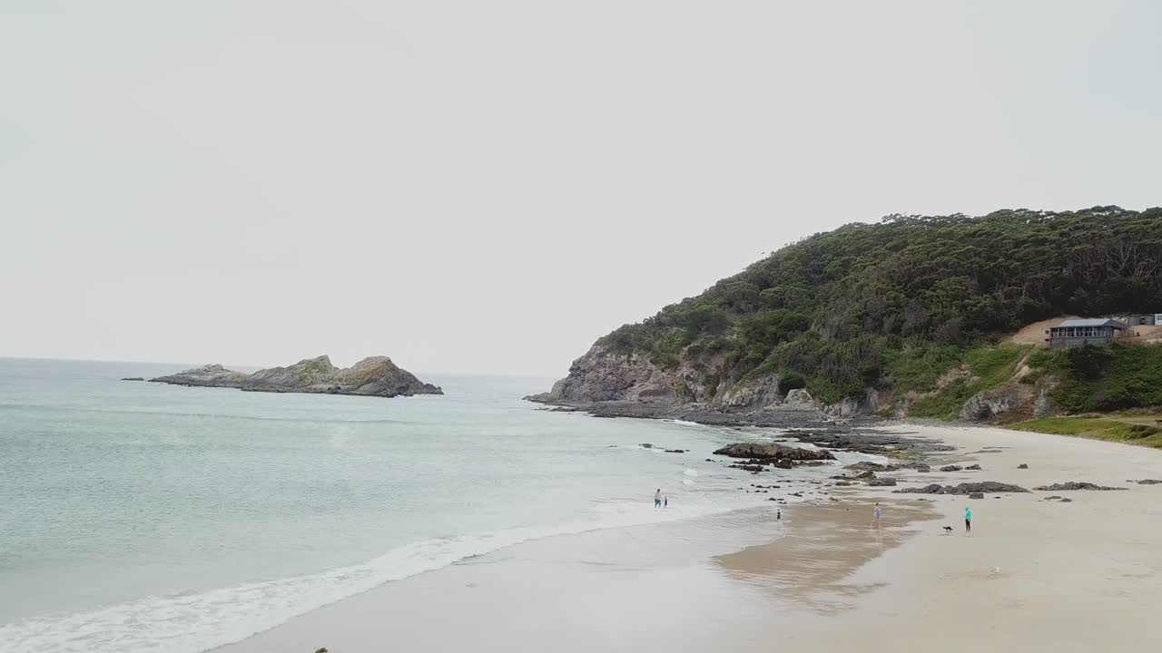 물개 바위 뉴 사우스 웨일즈 흐린 하늘을 향해 날아가는 무인 항공기