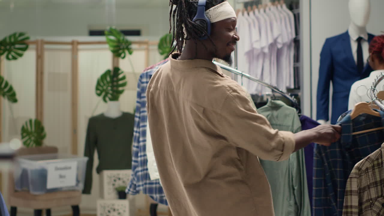 hombre feliz bailando en una tienda de segunda mano